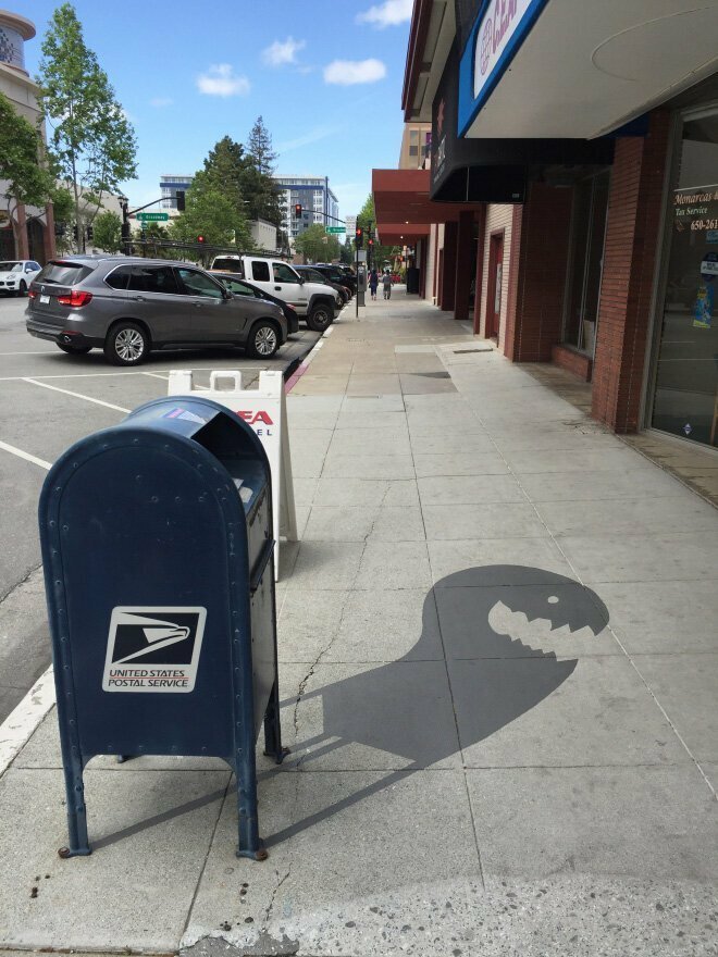 Уличный художник дорисовывает необычные тени городским объектам