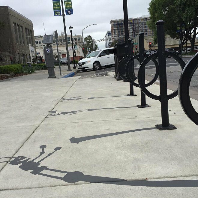 Уличный художник дорисовывает необычные тени городским объектам