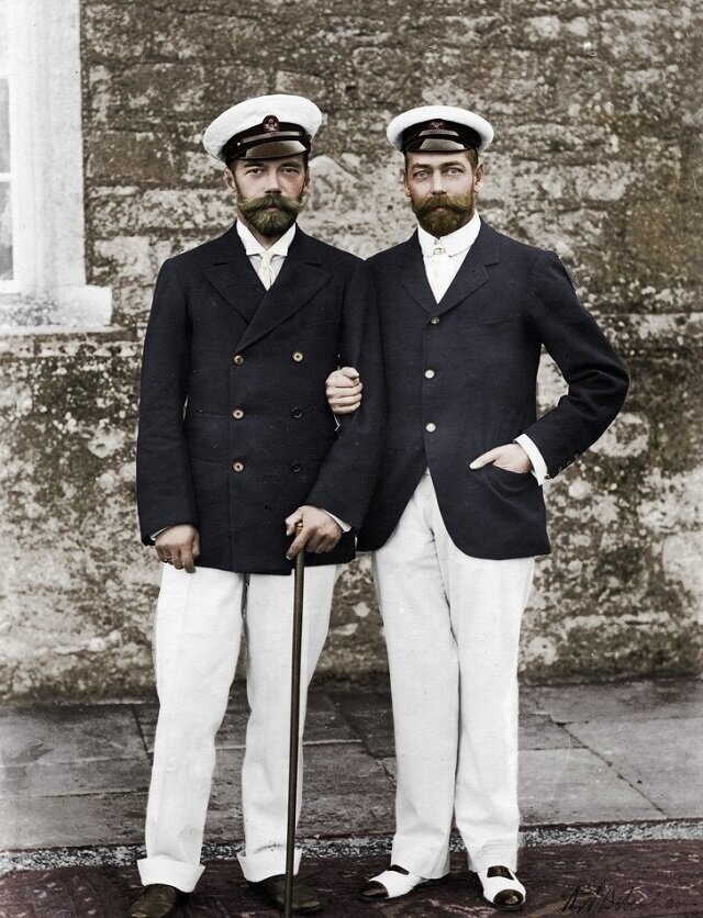 Российский царь Николай II и его двоюродный брат, король Британии Георг V похожи, как две капли воды
