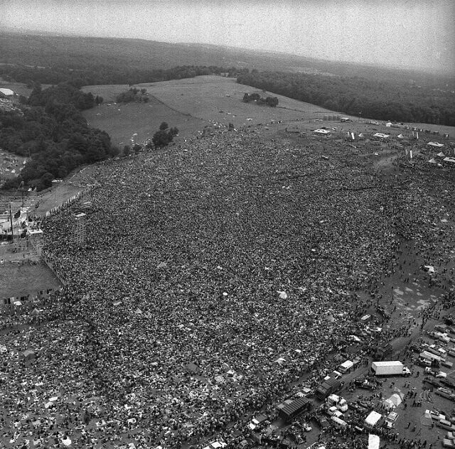 Вид с высоты на фестиваль в Вудстоке, 1969 год. Его посетило примерно 400 тыс человоек