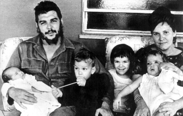 Че Гевара с женой Алейдой Марч и их 4 детьми