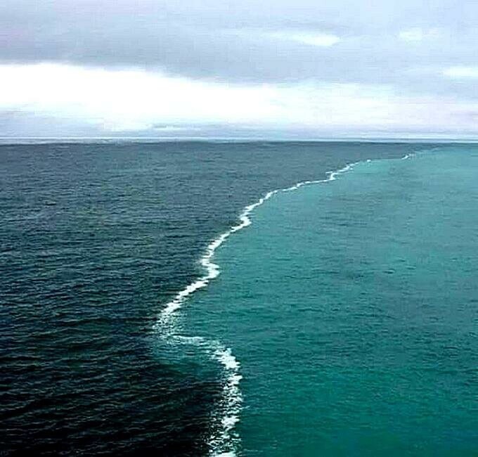 Чёткие водные границы в океане.
