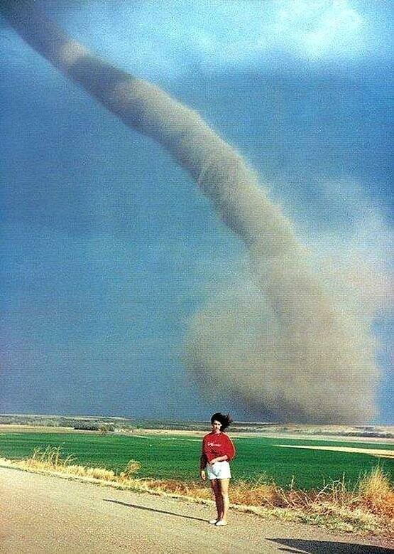 Фотография с торнадо на заднем плане, 1989 год.