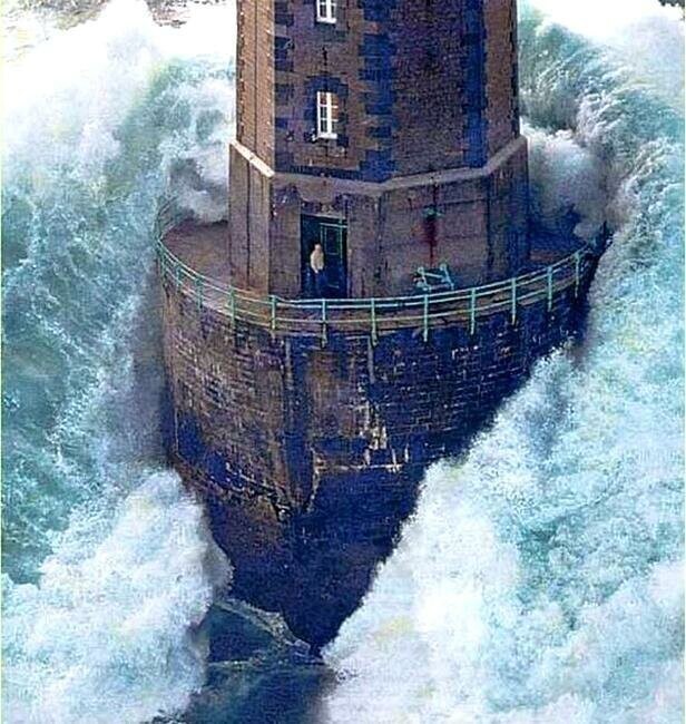Гигантская волна, обрушившаяся на маяк у побережья Франции в 1989 году - человек на маяке выжил. (Фото-Жан Гишар)