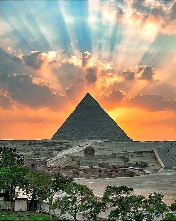 Закат над пирамидами Гизы.