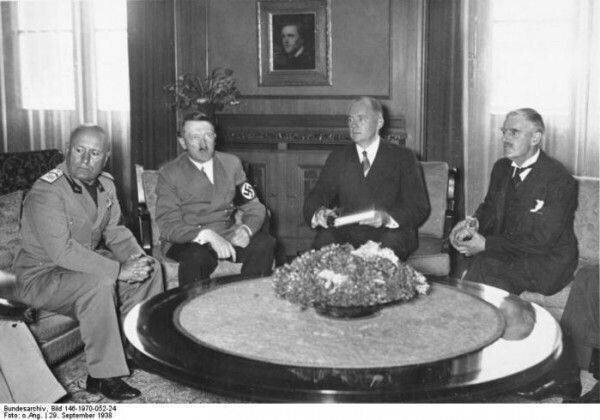 23 августа 1939 г. был подписан пакт Молотова-Риббентропа