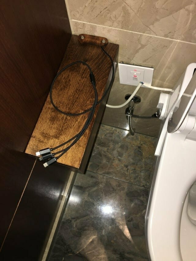 13. В туалетах отеля в Лондоне есть зарядки для разных устройств