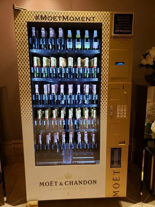 6. В отеле есть автомат с шампанским