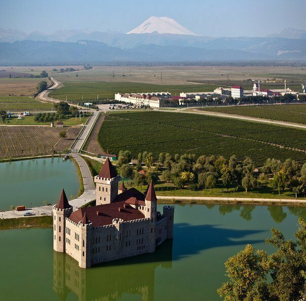 А это Кабардино-Балкария, виноградники Шато Эркен и замок в романском стиле на воде, окруженный более тысячью гектарами виноградников