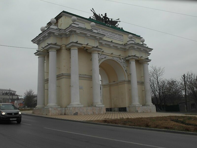 Триумфальные ворота Москве, или в Париже известны многим. Но такое есть и в г. Новочеркасске, Ростовской области. И их там две, потому что не знали с какой стороны в город будет въезжать Александр I, вот и построили их с двух сторон