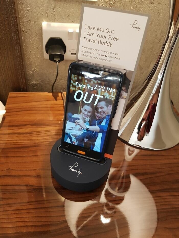 17. "В моей гостинице в каждом номере есть "помощник туриста" - бесплатный android-смартфон"