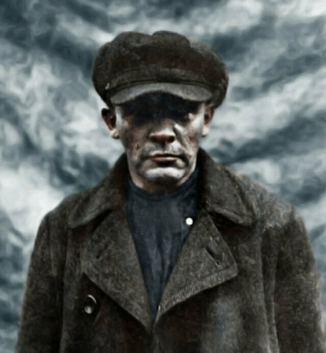 3. Узнаете? Это Владимир Ленин, который замаскировался под рабочего по фамилии Иванов. Фото 1917 года