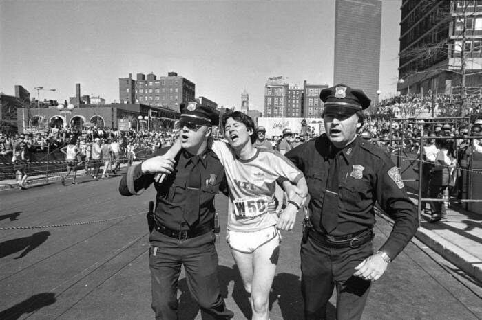 Полицейские помогают победительнице марафона Рози Руис после финиша, Бостон, 21 апреля 1980 года. 