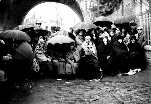 Жители Борена неподалеку от христианской школы ждут появления Девы Марии, которую несколько ребят якобы видели здесь днем ранее, Бельгия, 1933 год 