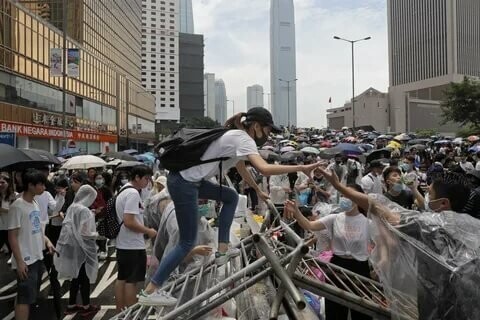 Неполживый YouTube закрывает 210 каналов, высмеивающих и разоблачающих митинги в Гонконге