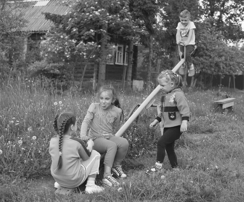 Каникулы в деревне. Каникулы у бабушки в деревне. Фотосессия Деревенские будни. Сельские будни в деревне.