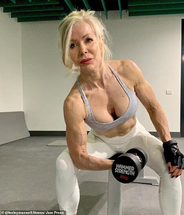 63-летняя австралийка утверждает, что ее мускулы привлекают молодых мужчин