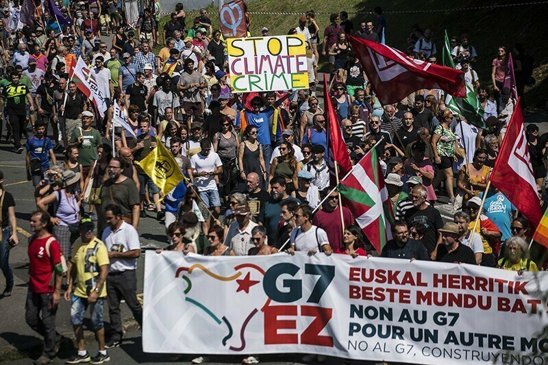 Во Франции не церемонятся – полиция разогнала протестующих против саммита G-7 с помощью водометов
