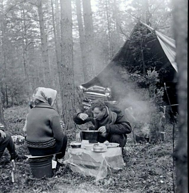 Юрий Гагарин во время пикника в лесу