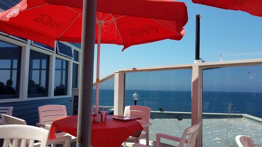 Сидим в ресторане посреди Океана, на самой оконечности Пирса, метров 700 от б...