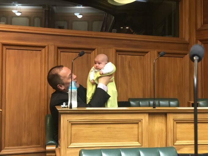 «Тише, ребенок кушает»: спикер парламента Новой Зеландии вел заседание с младенцем на руках