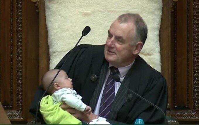 «Тише, ребенок кушает»: спикер парламента Новой Зеландии вел заседание с младенцем на руках