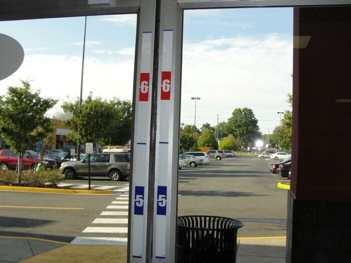 Почему в американских магазинах у дверей повсюду есть линейки для измерения роста