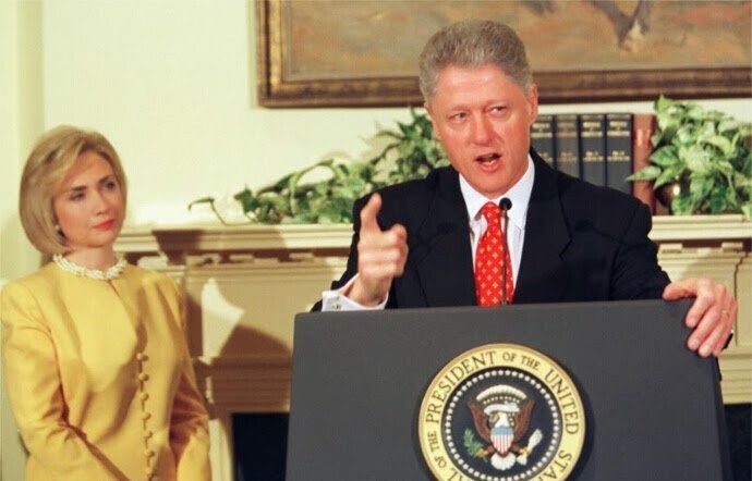Хиллари Клинтон слушает, как муж отрицает связь с Моникой Левински, 1998 год, США
