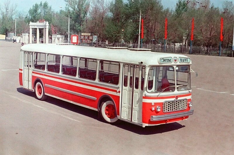 В 1967 году на заводе Урицкого в городе Энгельс создали опытный автобус ЗИУ-6-2М, который по кузову и некоторым деталям был унифицирован с выпускаемыми в то время троллейбусами завода. 
