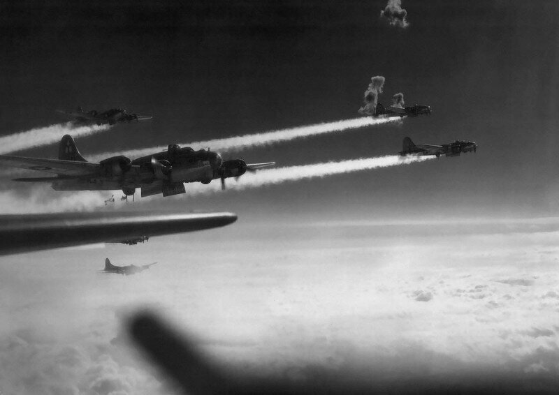 Бомбардировщики Б-17 прорываются через зенитный огонь. Австрия, 3 марта 1945 года. 