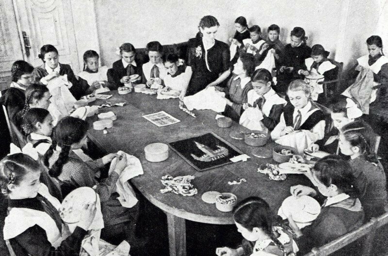 Школьный кружок вышивания. 1950-е