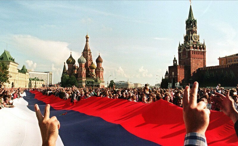 Пронос Российского флага по улицам Москвы после провала ГКЧП в августе 1991 г.