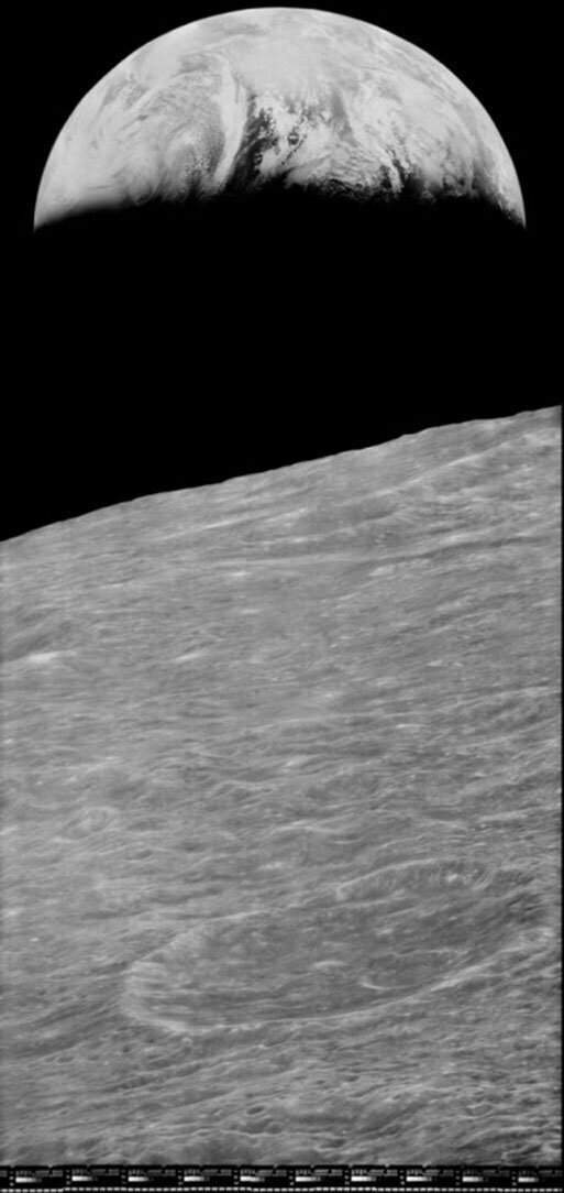 Lunar Orbiter 1 сделал эту фотографию во время разведки мест, на которые астронавты могли бы прилуниться. 23 августа 1966 года