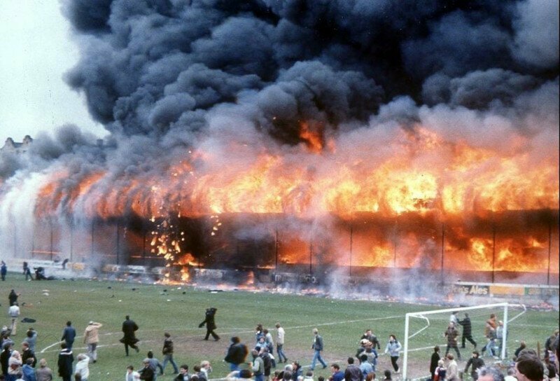 Стадион футбольного клуба Bradford City в огне, Англия, 1985 год.