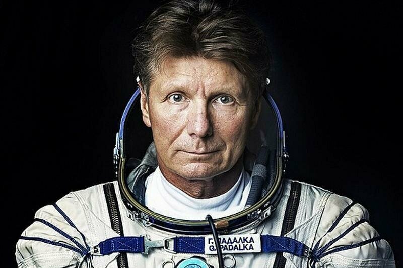 5. Космонавт Геннадий Падалка занимает первое место по суммарной продолжительности нахождения в космосе. Сколько дней он провёл на орбите?