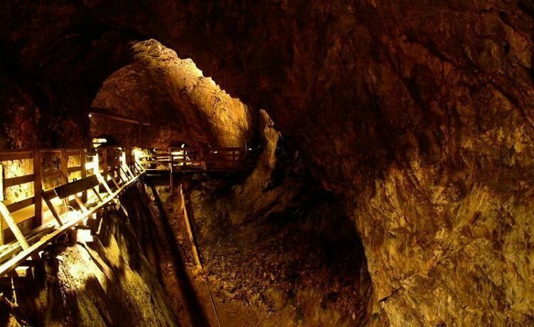 Та самая шахта в Фалуне, где была сделана страшная находка. Сейчас медный рудник является музеем.