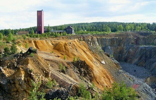 Так называемая «Большая яма» в Фалуне — старинный карьер, где добывали медную руду.