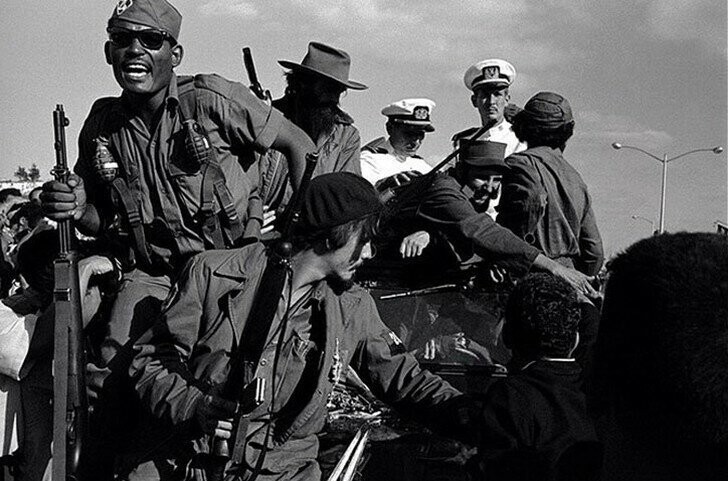 4. Гавана, Куба. 1959 год. Фидель Кастро во время революции в сопровождении кубинских военно-морских офицеров. Фото: Берт Глинн