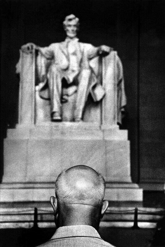 5. Никита Хрущев на фоне памятника Аврааму Линкольну. Фото: Берт Глинн