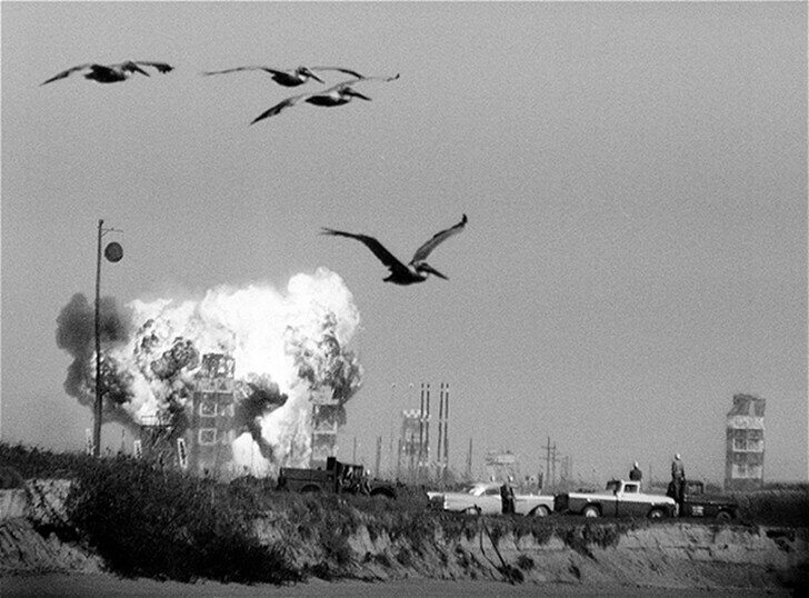 2. Мыс Канаверал, штат Флорида, США. 1957 год. Первая попытка запустить космический спутник обернулась взрывом. Фото: Берт Глинн