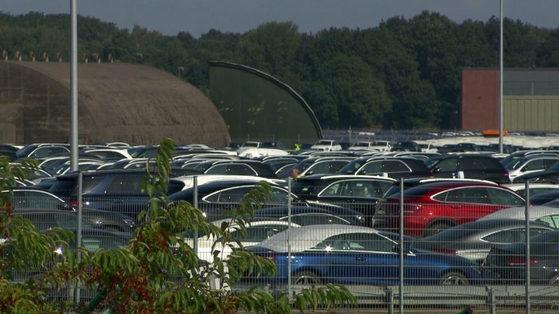 Стоянка "недоделанных" новых Mercedes-Benz на северо-западе Германии