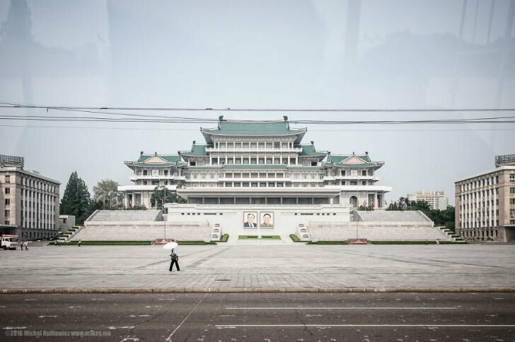 Площадь имени Ким Ир Сена — самая крупная городская площадь в центре Пхеньяна, была открыта в 1954 году. Вот эту площадь как раз можно фотографировать. Даже нужно.