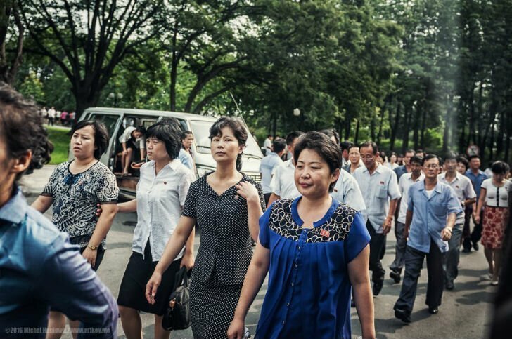 Право жить в столице считается привилегией. Жители Пхеньяна носят специальные значки, которые невозможно купить, можно лишь получить.