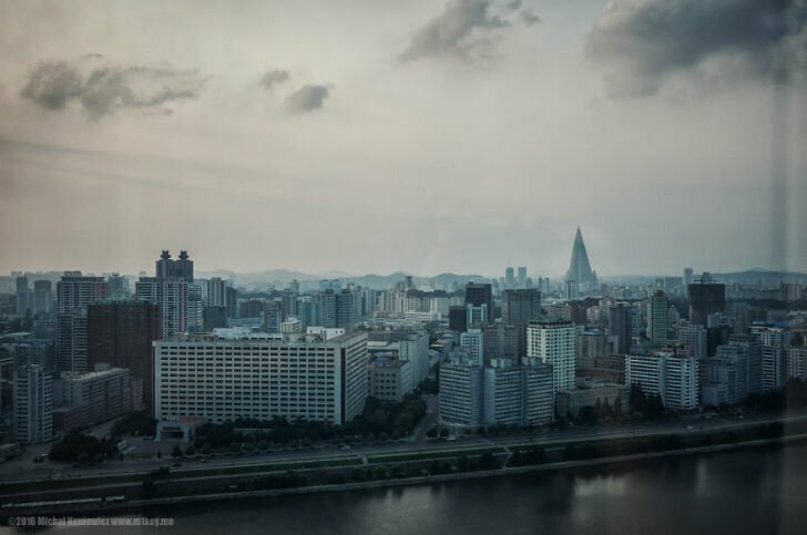 Вид из гостиницы Янгакто, второго по высоте небоскреба Пхеньяна.