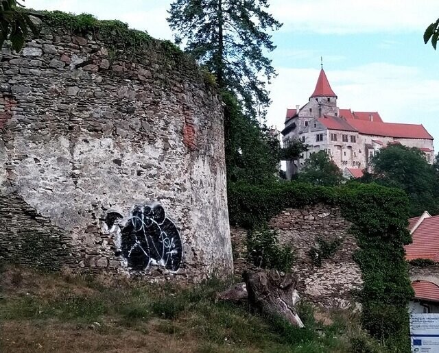 Граффити на стене 800-летнего замка