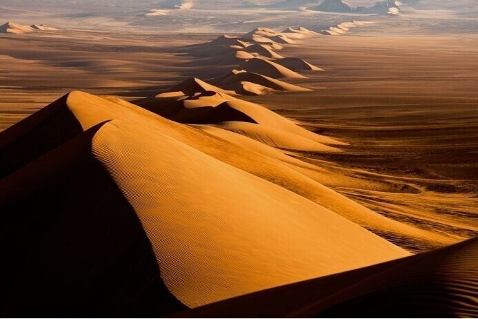 Цепочка дюн в Сахаре на закате.