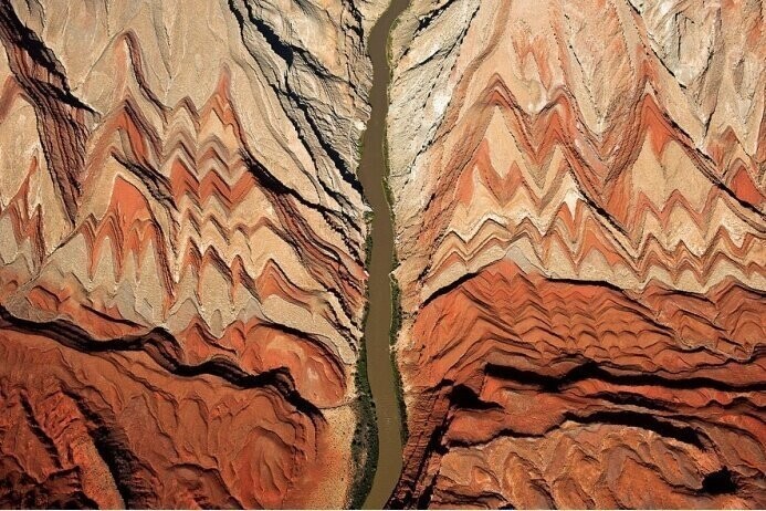 Слои песчаника сложились в причудливые узоры вокруг реки Сан-Хуан в Пустыне Большого Бассейна, одной из самых крупных в США. 