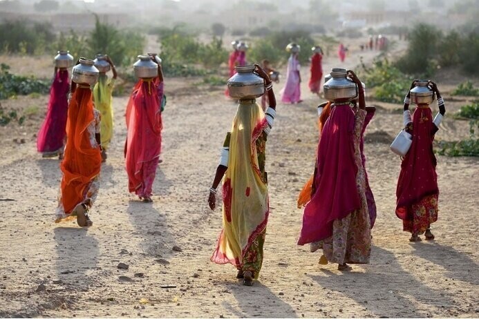 Женщины деревни Кхуба-Рам идут за водой в индийской пустыне Тар.