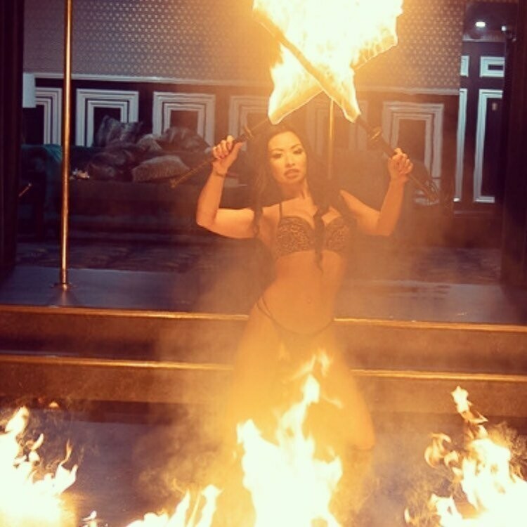 Действительно зажгла: участница конкурса стриптиза устроила пожар на сцене