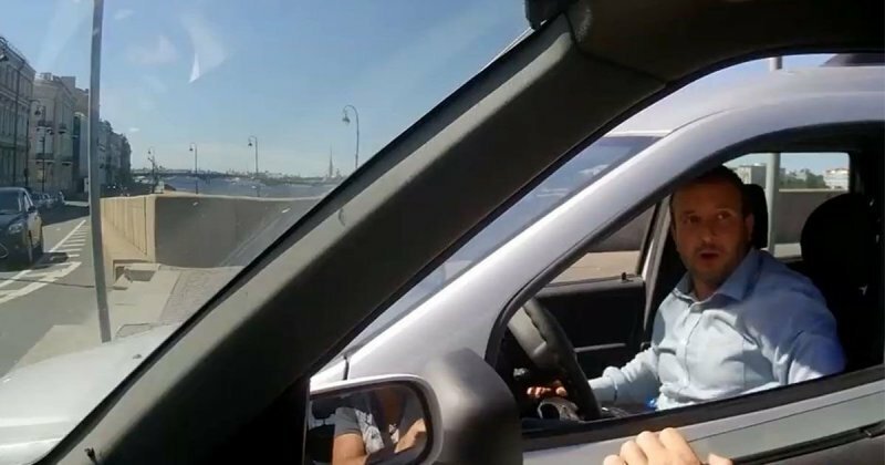 "Я в Смольный еду!" - конфликт на Литейном мосту с неадекватным водителем